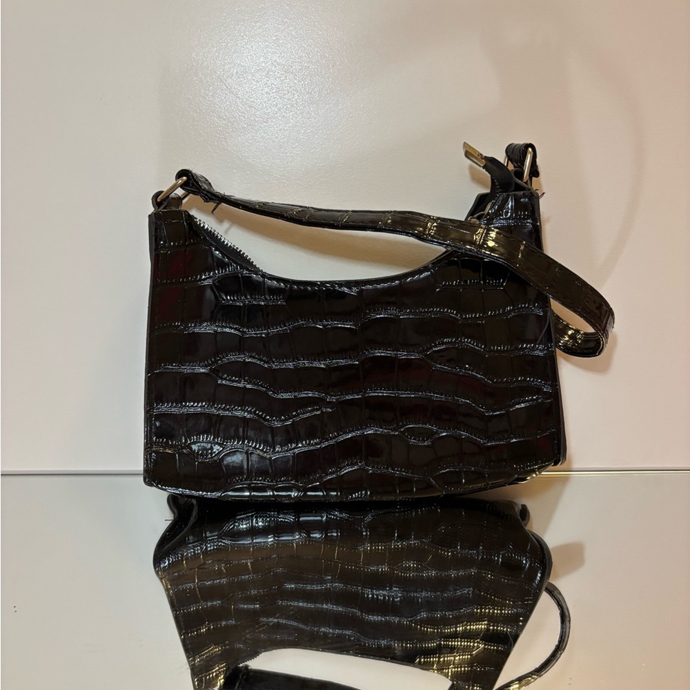 Luxurious Black Crocodile-Textured Shoulder Bag